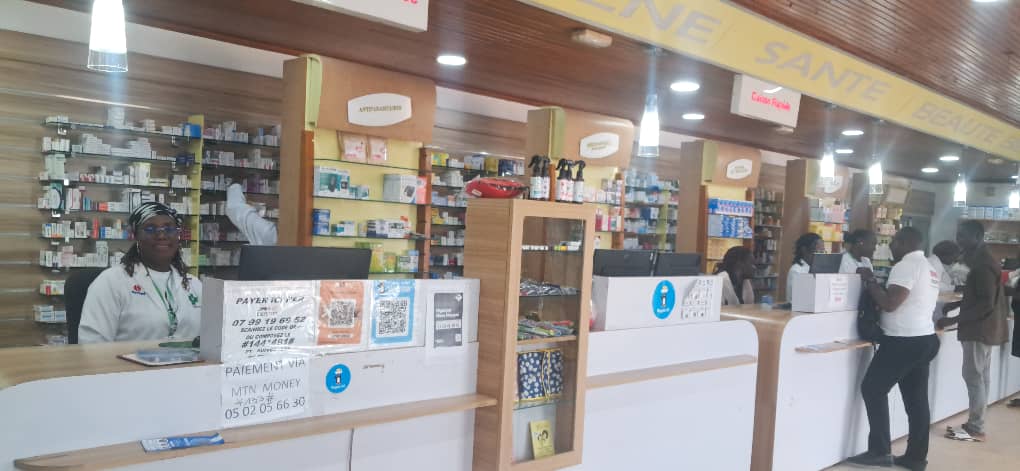 Intérieur lumineux et rayonnages de la pharmacie